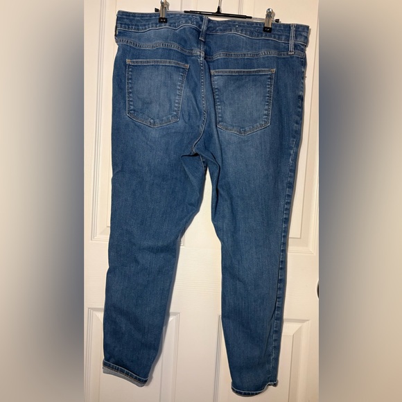 Universal Thread Women’s Distressed Jeans - Picture 3 of 3